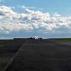 Mobilní světelný kříž pro označení uzavření letištní dráhy